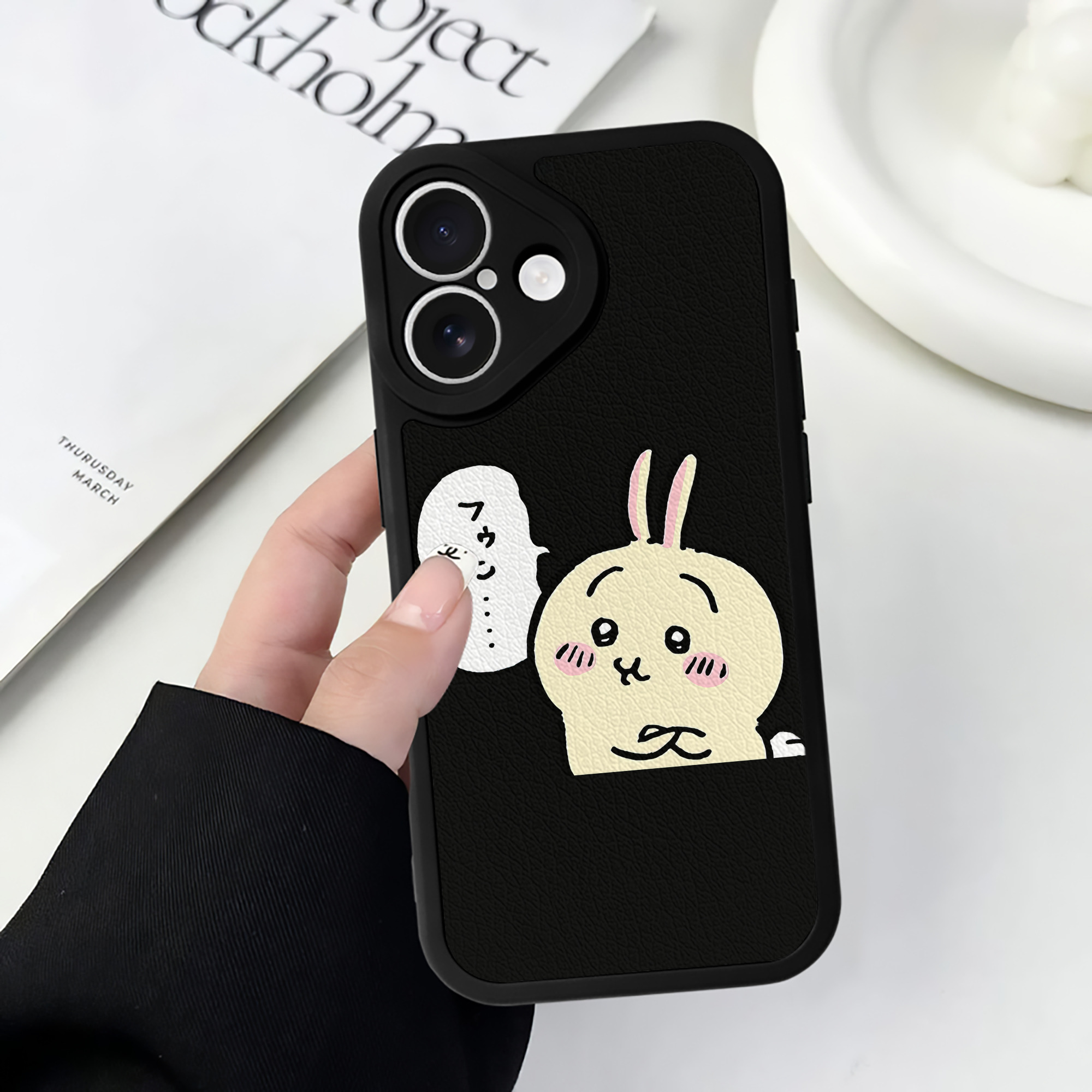 （画像用） ちいかわ うさぎ Chii-kawa usagi 【iPhone 16シリーズ対応】シリコンスマホケース（レザー調） 材質：シリコン